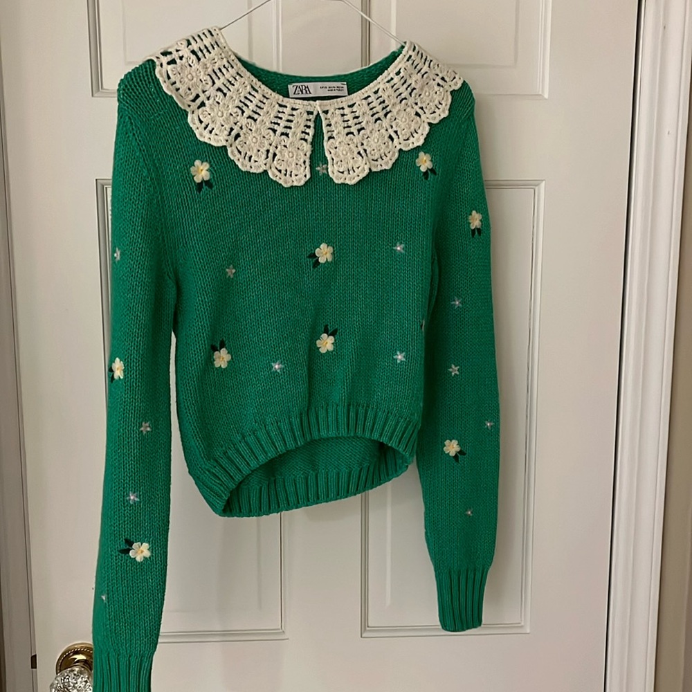 ZARA beautiful like new knit sweater with embroidered flowers & crochet collar